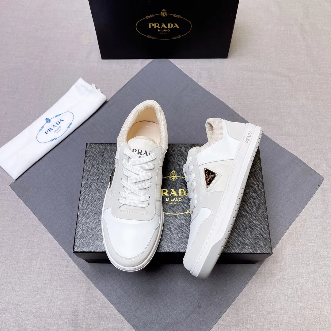 P400 Prada Prada's new men's leather sneakers, the highest version on the market, any comparison is welcome🆚! The original leather has excellent texture and is super high-end! Fetal sheep net lining imported from Italy, removable pad! Luxurious materials and fine workmanship, highly recommended! Code number 38-45 No. 058